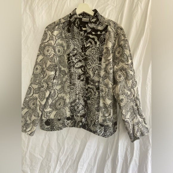 Chicos Jacket Black White Floral Kimono Jacket Silk Linen blend Size 2 / Medium - Picture 3 of 13